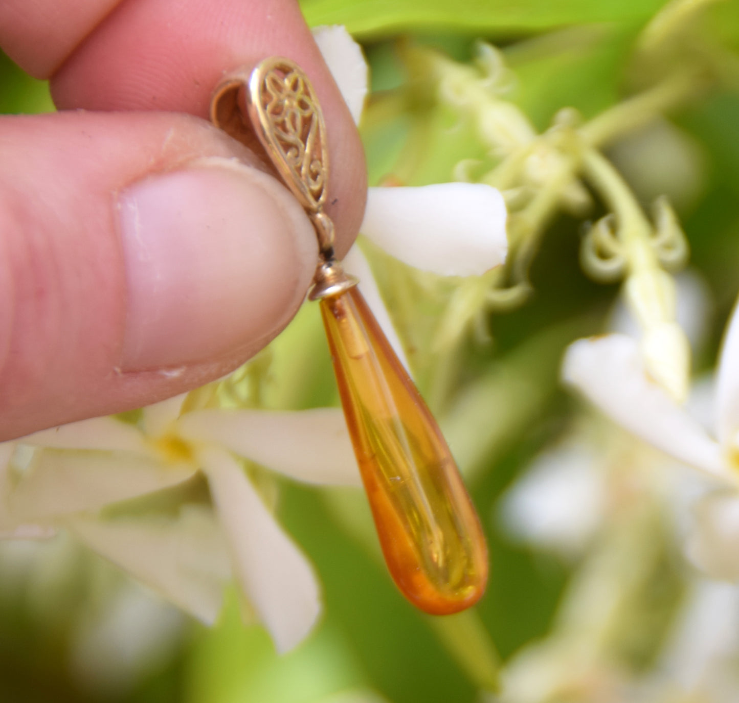 Classic pendant with cognac-colored natural Amber drop and 18k Gold plated Silver, MJ Baltica, BZW176