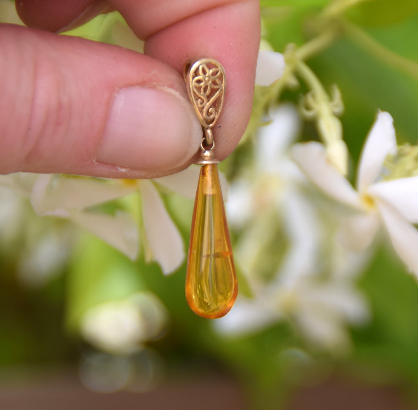 Classic pendant with cognac-colored natural Amber drop and 18k Gold plated Silver, MJ Baltica, BZW176