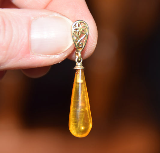 Classic pendant with cognac-colored natural Amber drop and 18k Gold plated Silver, MJ Baltica, BZW176