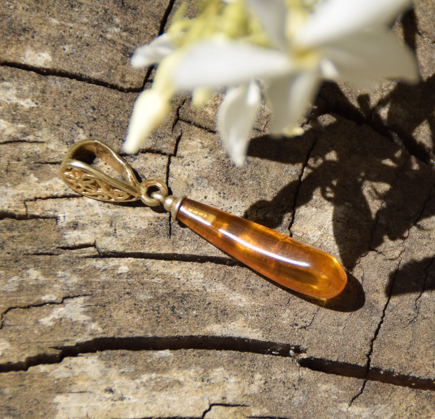 Classic pendant with cognac-colored natural Amber drop and 18k Gold plated Silver, MJ Baltica, BZW176
