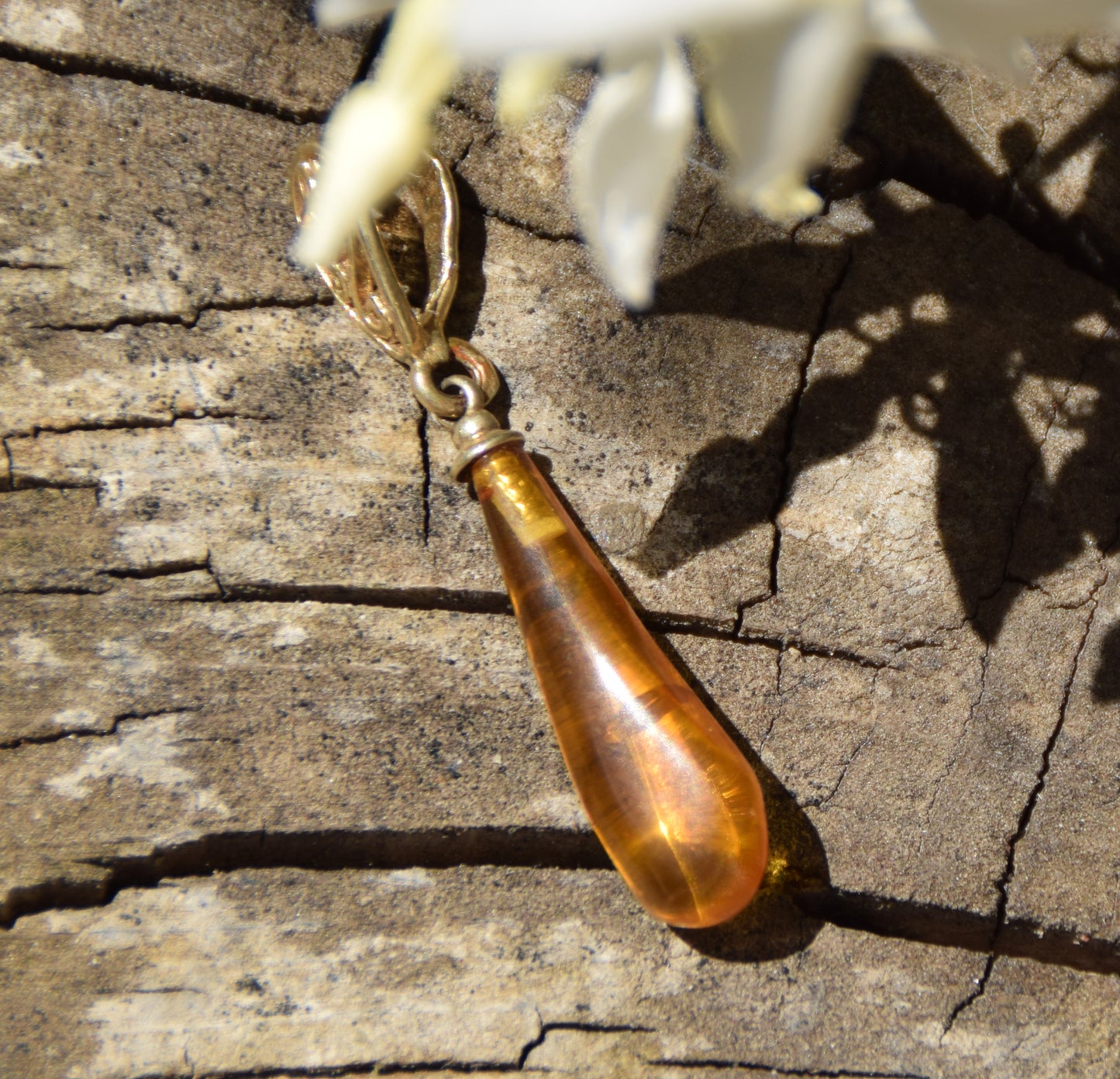 Classic pendant with cognac-colored natural Amber drop and 18k Gold plated Silver, MJ Baltica, BZW176