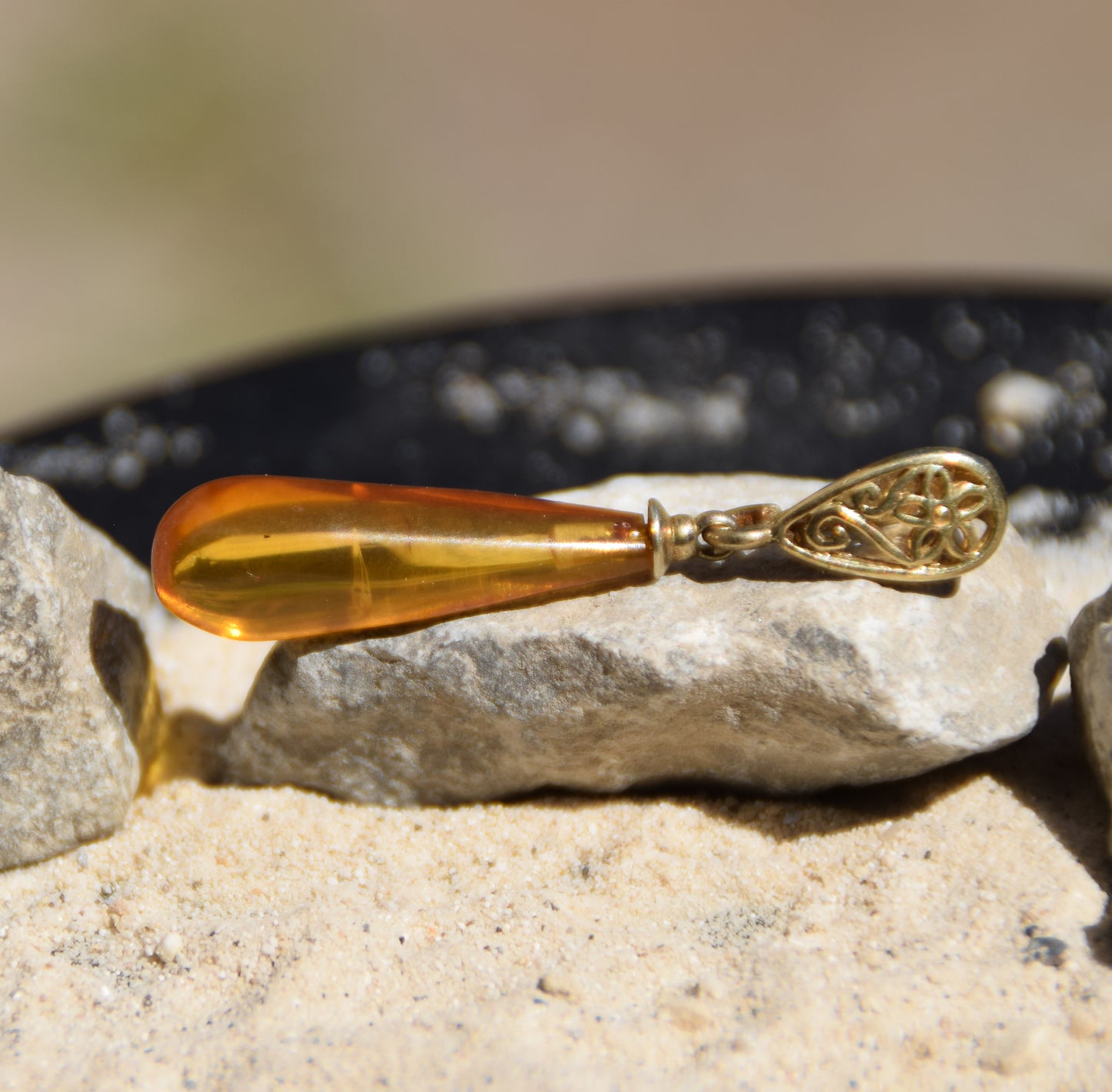 Classic pendant with cognac-colored natural Amber drop and 18k Gold plated Silver, MJ Baltica, BZW176