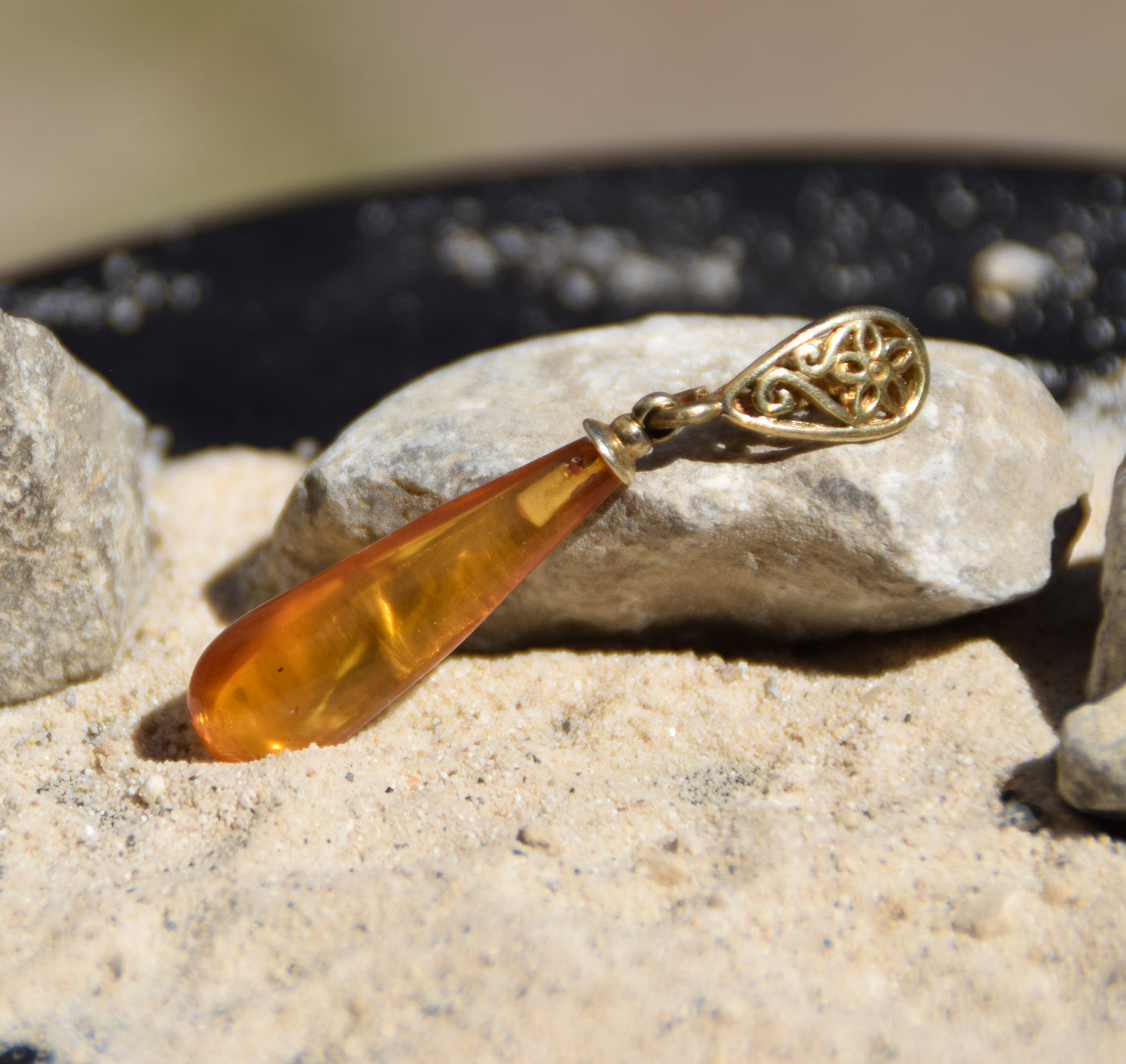 Classic pendant with cognac-colored natural Amber drop and 18k Gold plated Silver, MJ Baltica, BZW176