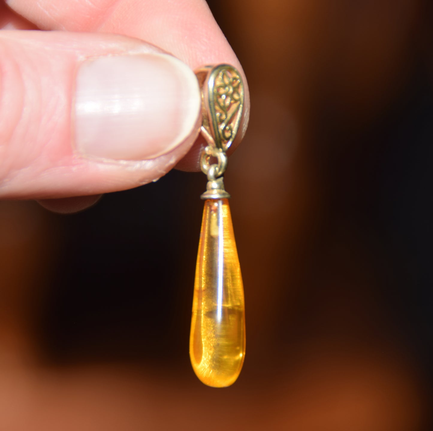 Classic pendant with cognac-colored natural Amber drop and 18k Gold plated Silver, MJ Baltica, BZW176
