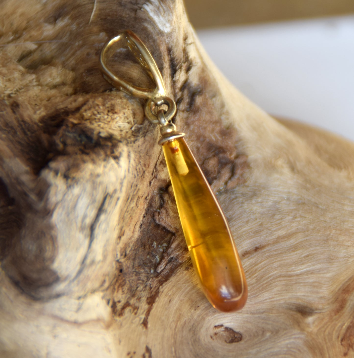 Classic pendant with cognac-colored natural Amber drop and 18k Gold plated Silver, MJ Baltica, BZW176