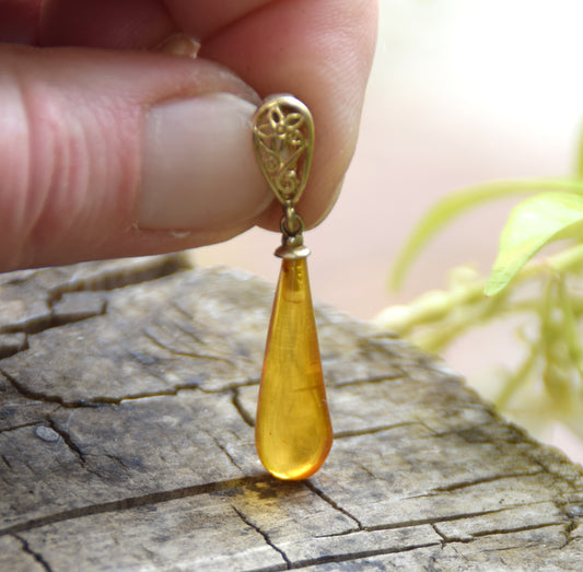 Classic pendant with cognac-colored natural Amber drop and 18k Gold plated Silver, MJ Baltica, BZW176
