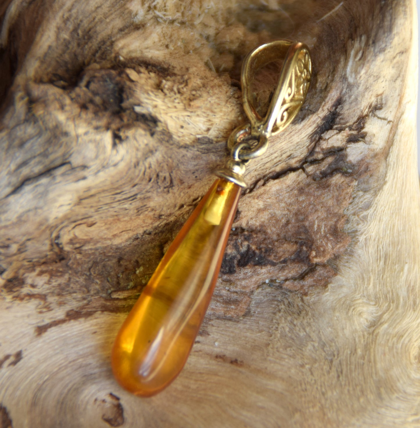 Classic pendant with cognac-colored natural Amber drop and 18k Gold plated Silver, MJ Baltica, BZW176