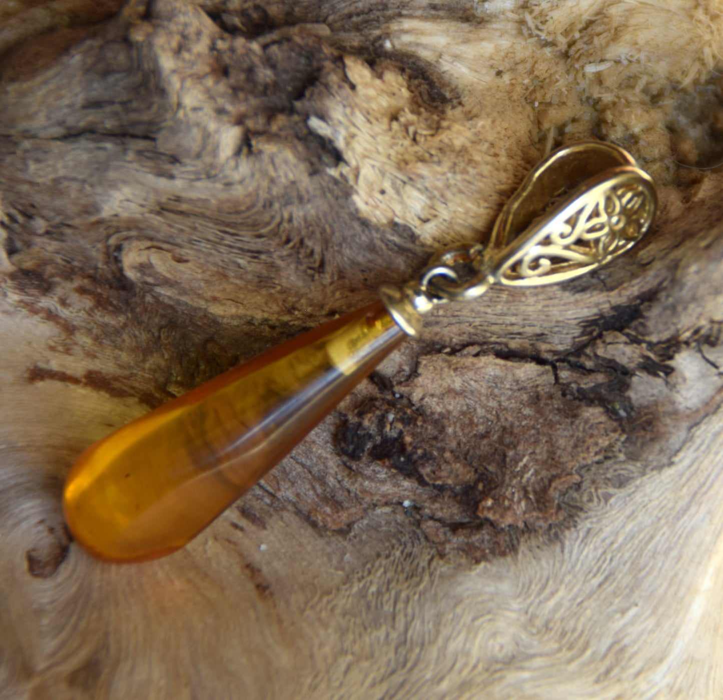 Classic pendant with cognac-colored natural Amber drop and 18k Gold plated Silver, MJ Baltica, BZW176