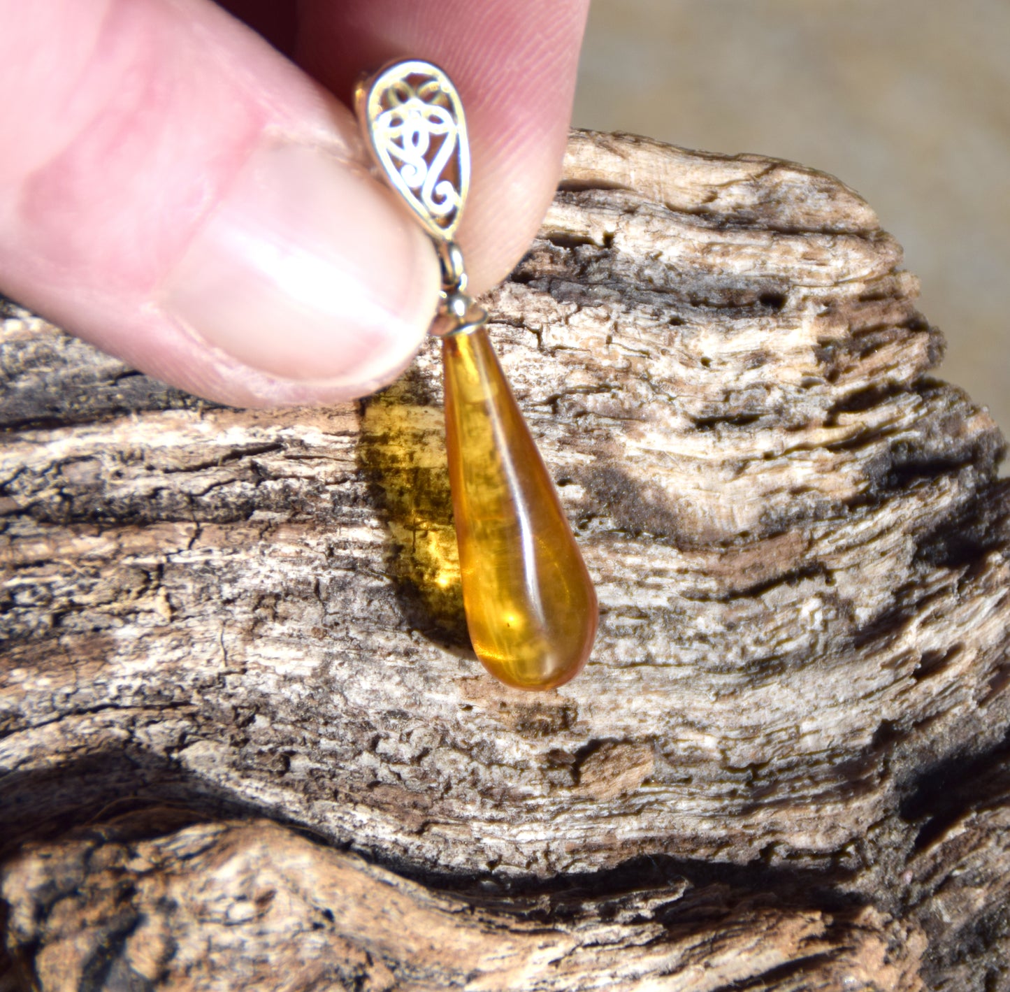 Classic pendant with cognac-colored natural Amber drop and 18k Gold plated Silver, MJ Baltica, BZW176