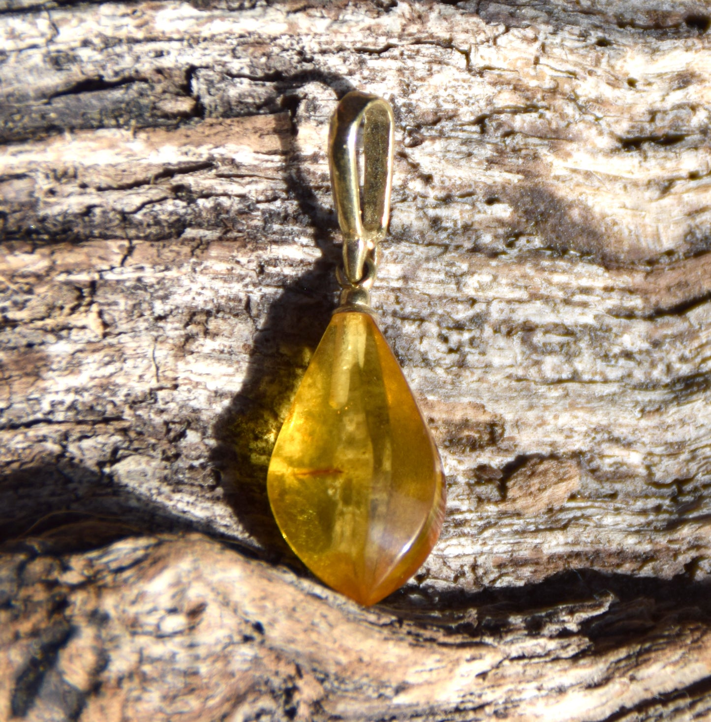 Classico ciondolo con la goccia di Ambra naturale color cognac e Argento placcato Oro 18k, MJ Baltica, BZW177