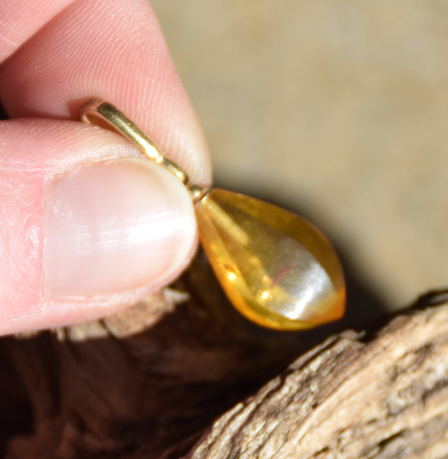 Classico ciondolo con la goccia di Ambra naturale color cognac e Argento placcato Oro 18k, MJ Baltica, BZW177