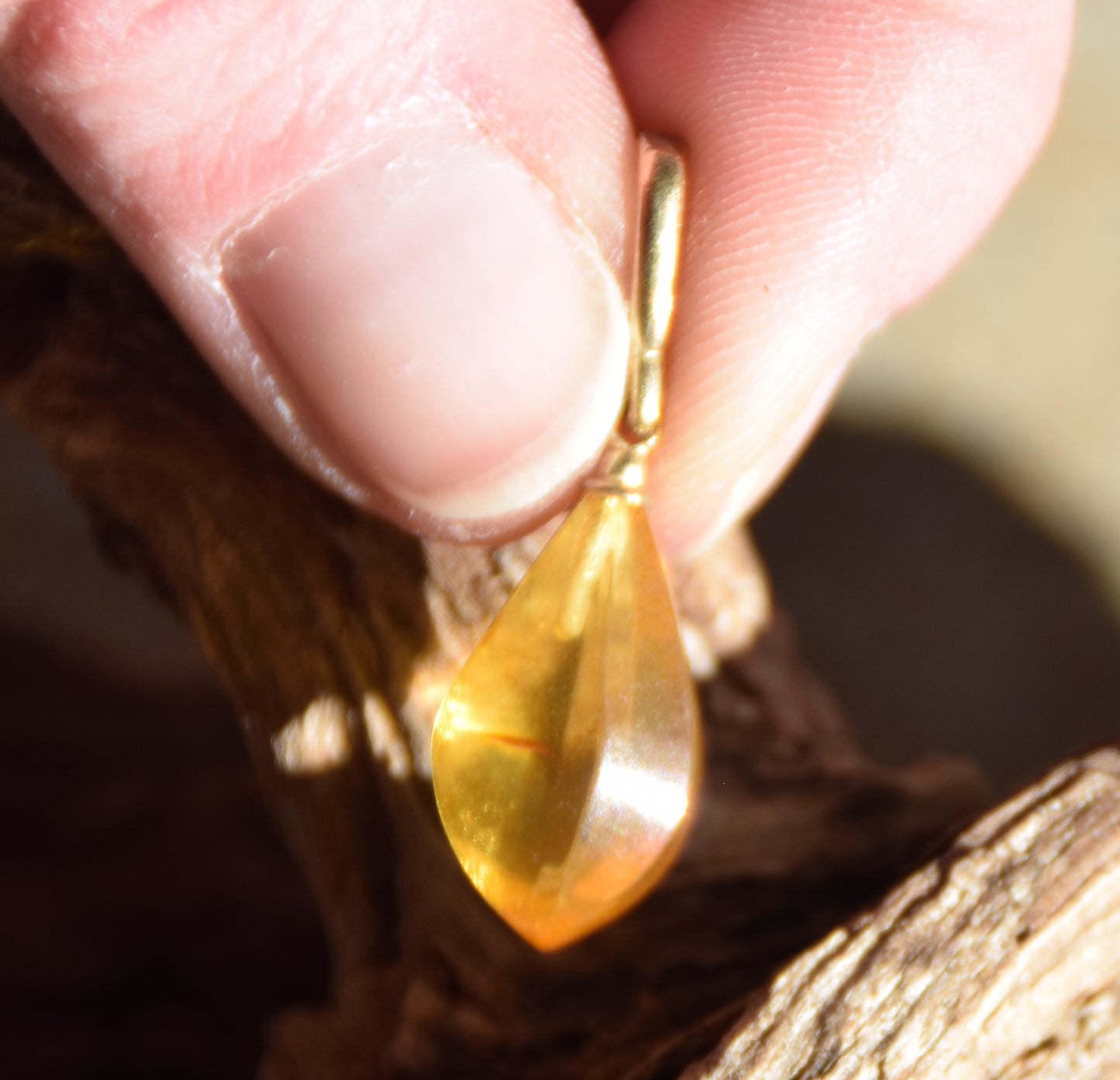 Classico ciondolo con la goccia di Ambra naturale color cognac e Argento placcato Oro 18k, MJ Baltica, BZW177