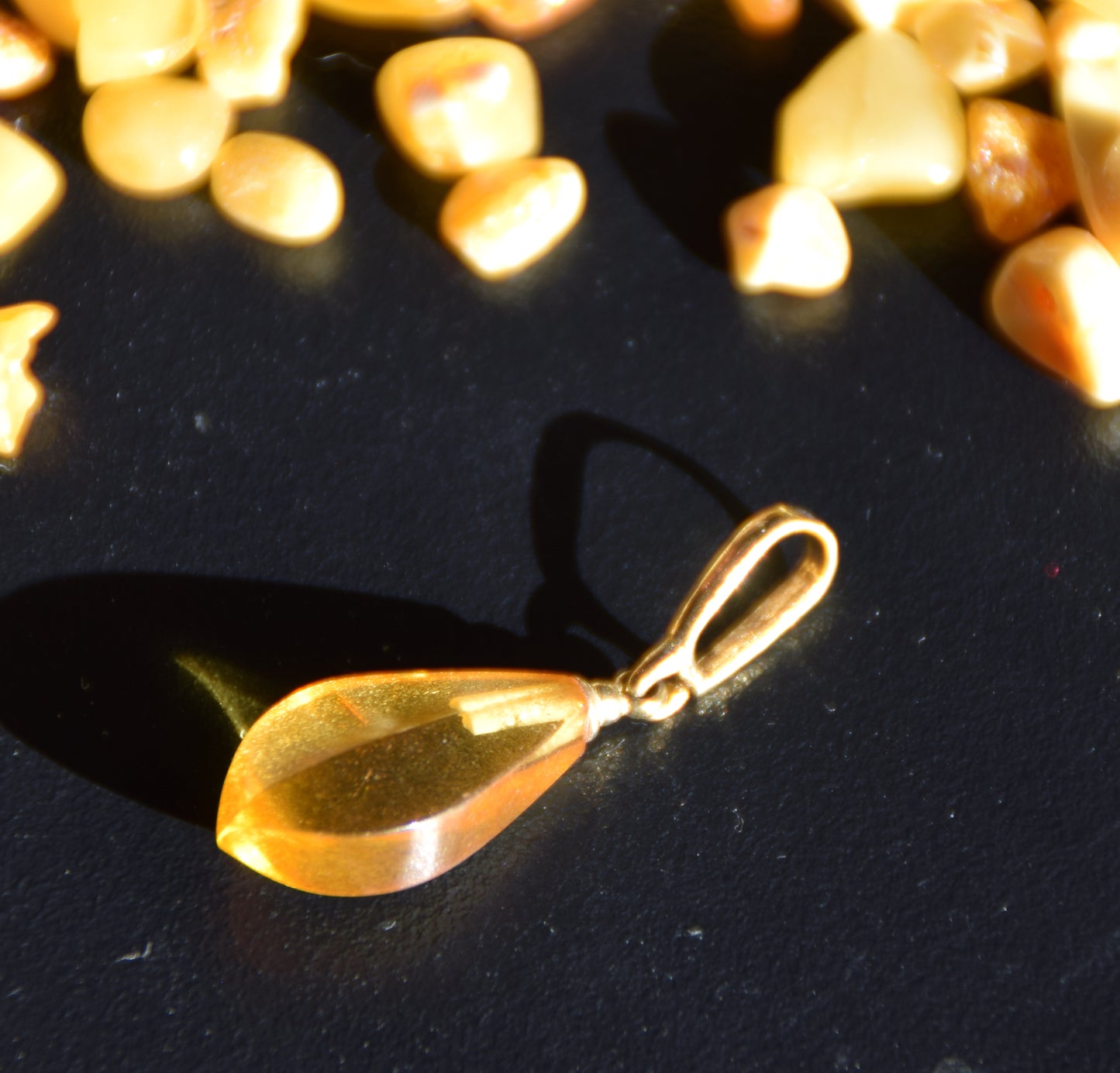 Classico ciondolo con la goccia di Ambra naturale color cognac e Argento placcato Oro 18k, MJ Baltica, BZW177