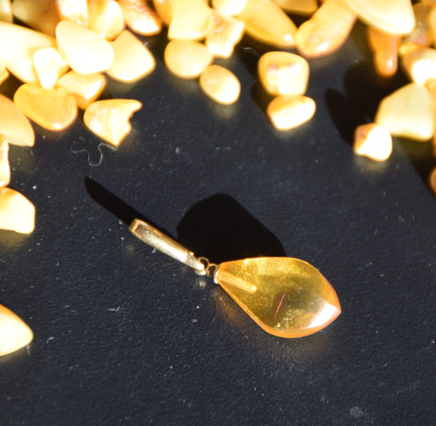 Classico ciondolo con la goccia di Ambra naturale color cognac e Argento placcato Oro 18k, MJ Baltica, BZW177