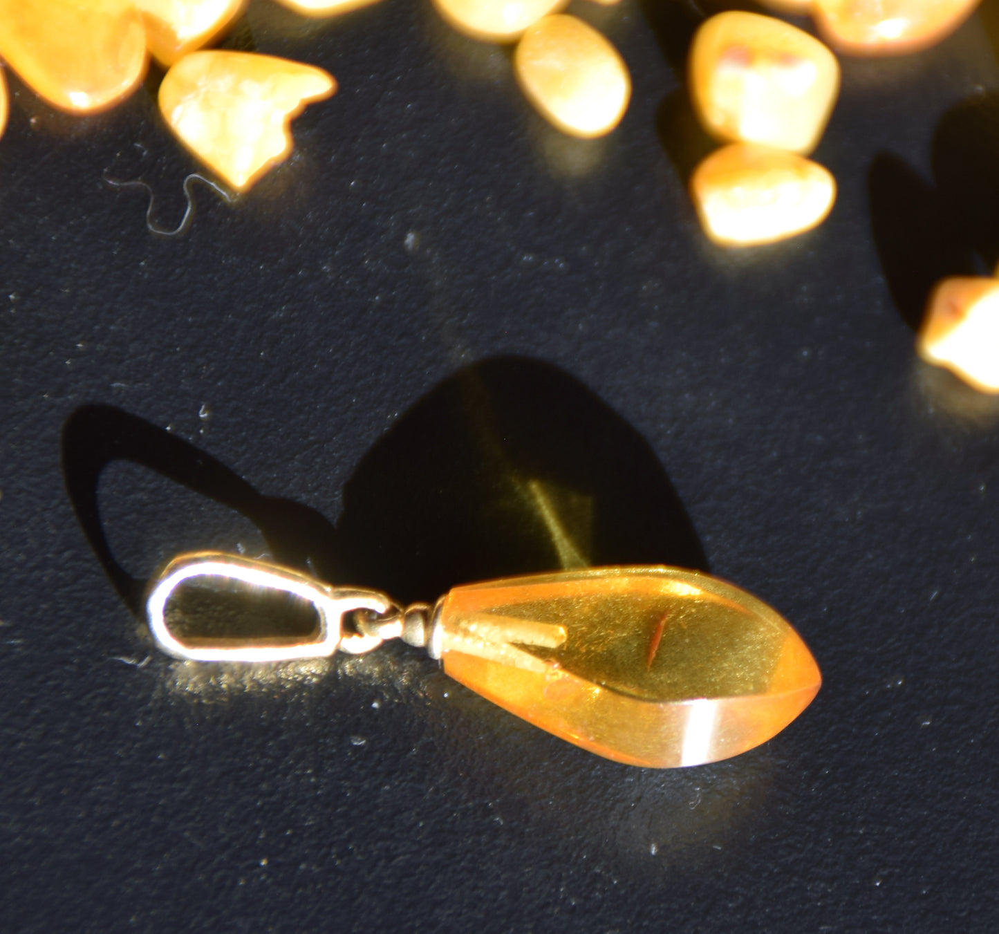 Classico ciondolo con la goccia di Ambra naturale color cognac e Argento placcato Oro 18k, MJ Baltica, BZW177