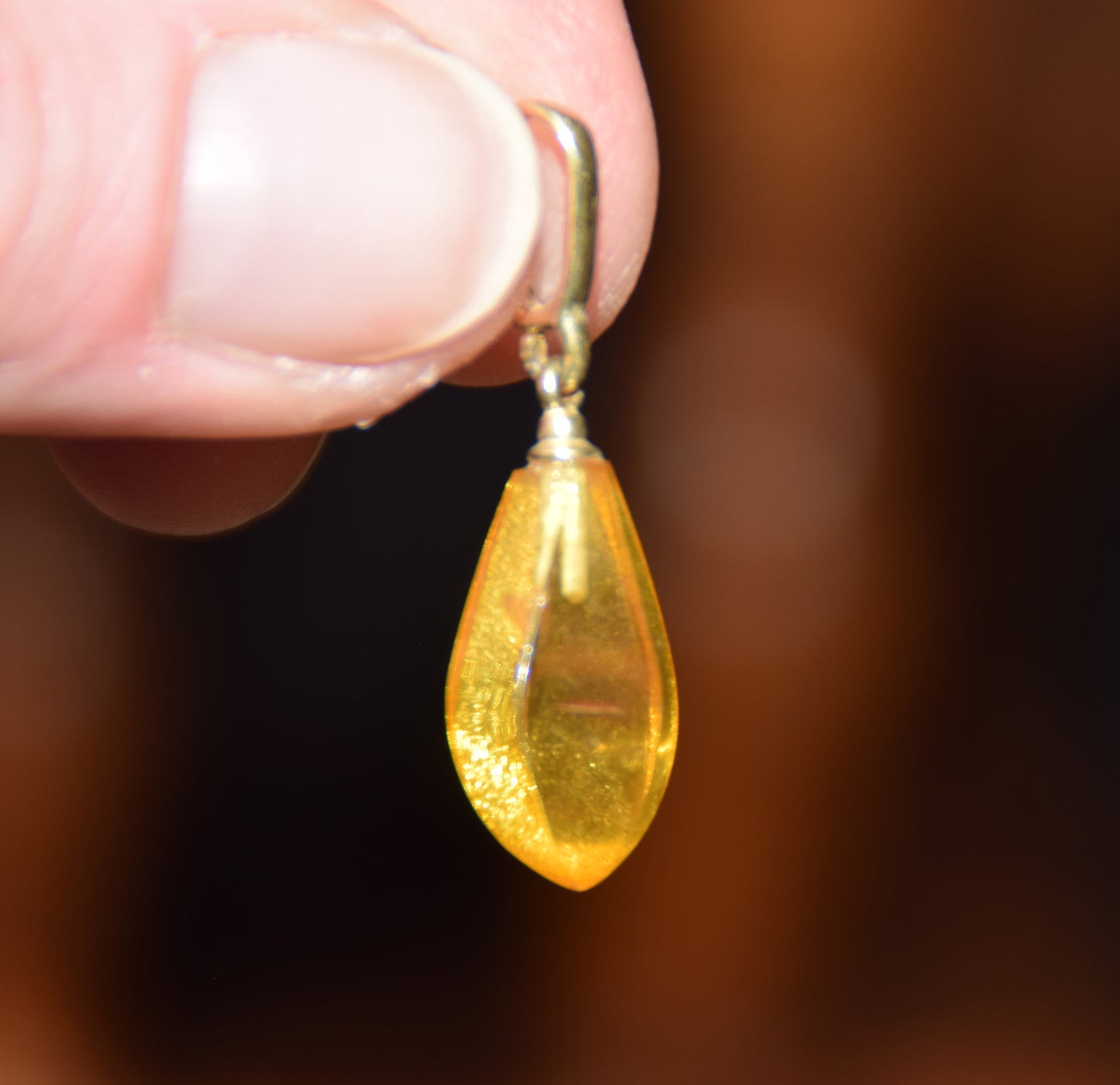 Classico ciondolo con la goccia di Ambra naturale color cognac e Argento placcato Oro 18k, MJ Baltica, BZW177