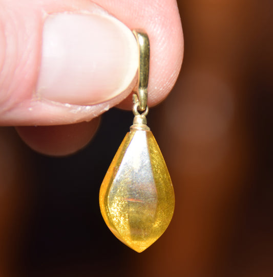 Classic drop pendant with cognac-colored natural Amber and 18k Gold-plated Silver, MJ Baltica, BZW177