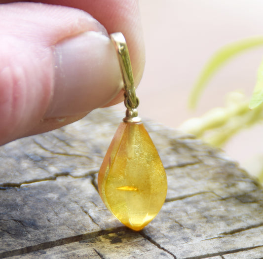 Classic drop pendant with cognac-colored natural Amber and 18k Gold-plated Silver, MJ Baltica, BZW177