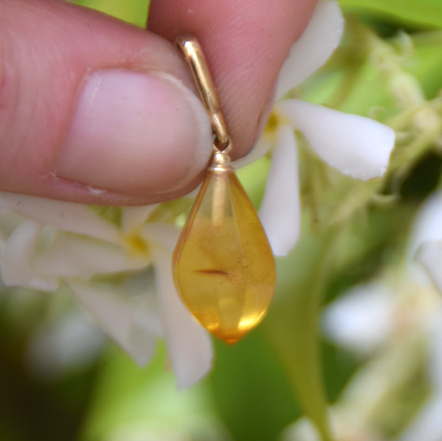 Classic drop pendant with cognac-colored natural Amber and 18k Gold-plated Silver, MJ Baltica, BZW177