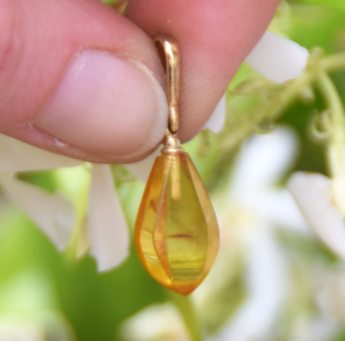 Classic drop pendant with cognac-colored natural Amber and 18k Gold-plated Silver, MJ Baltica, BZW177