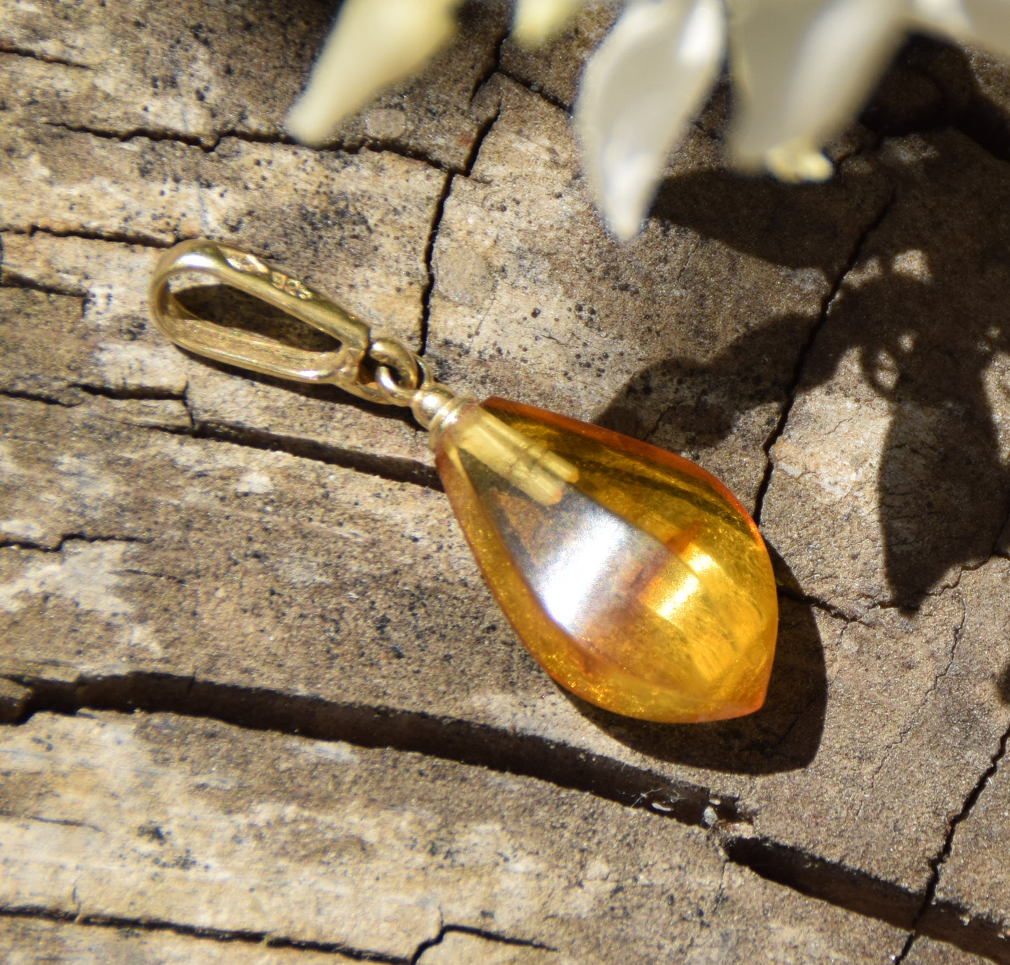 Classic drop pendant with cognac-colored natural Amber and 18k Gold-plated Silver, MJ Baltica, BZW177