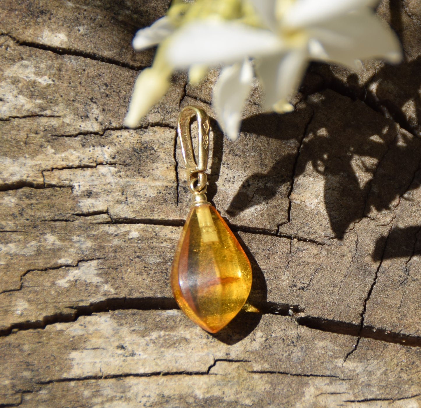 Classic drop pendant with cognac-colored natural Amber and 18k Gold-plated Silver, MJ Baltica, BZW177