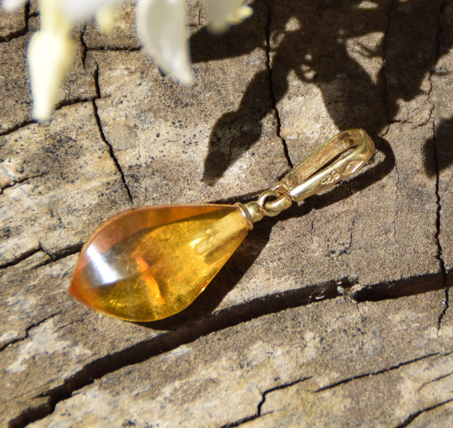 Classic drop pendant with cognac-colored natural Amber and 18k Gold-plated Silver, MJ Baltica, BZW177