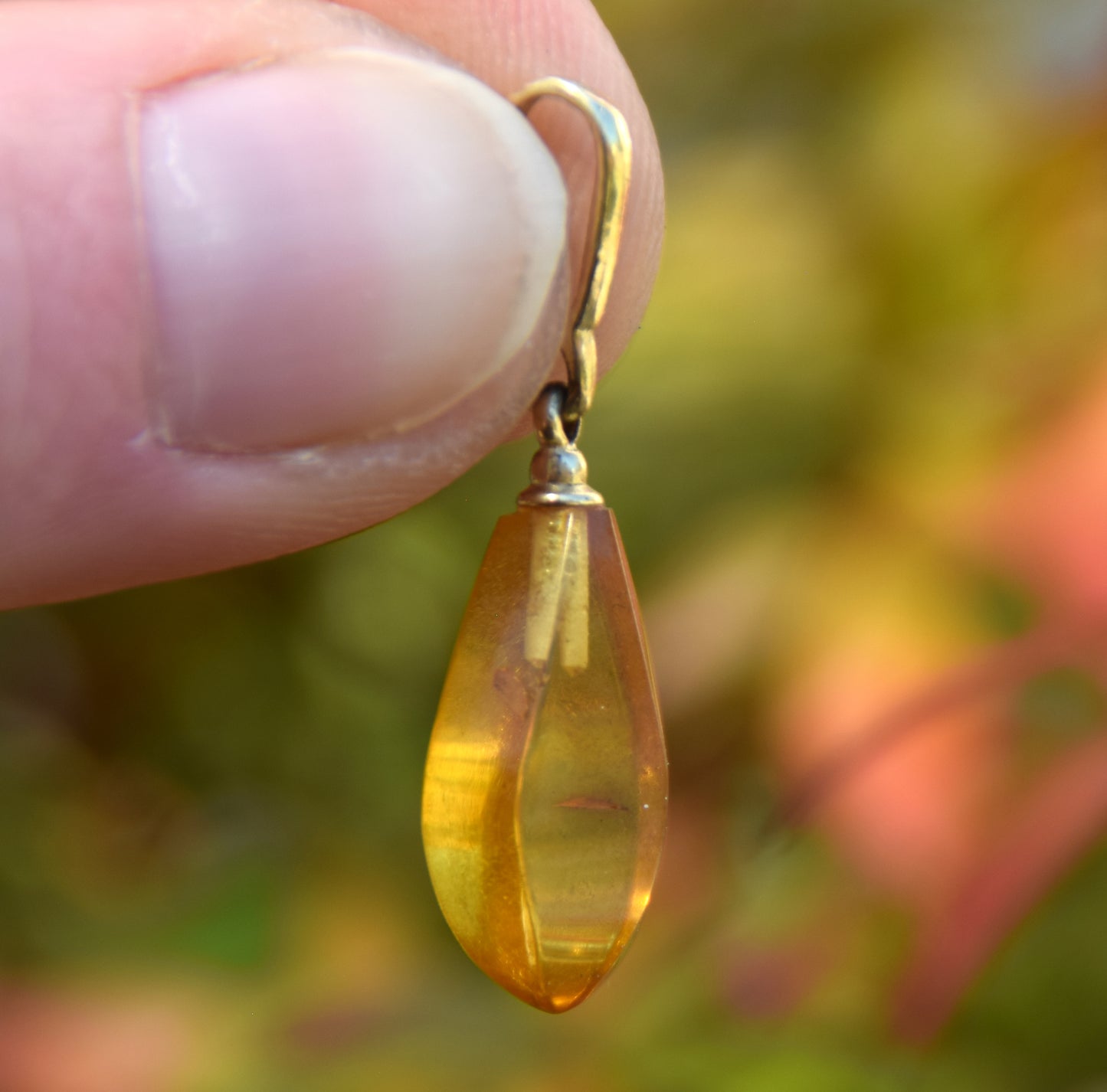 Classic drop pendant with cognac-colored natural Amber and 18k Gold-plated Silver, MJ Baltica, BZW177