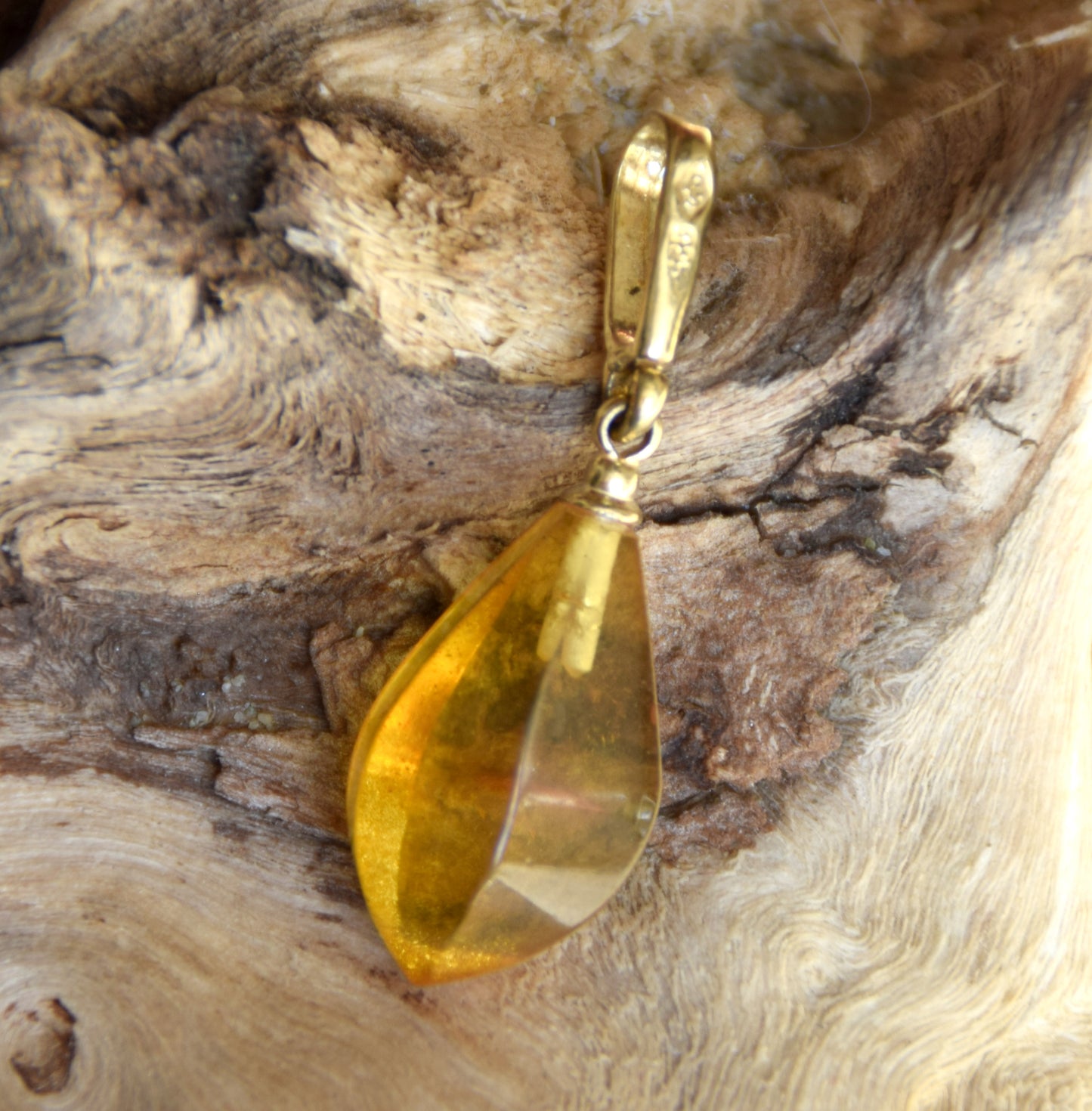 Classico ciondolo con la goccia di Ambra naturale color cognac e Argento placcato Oro 18k, MJ Baltica, BZW177