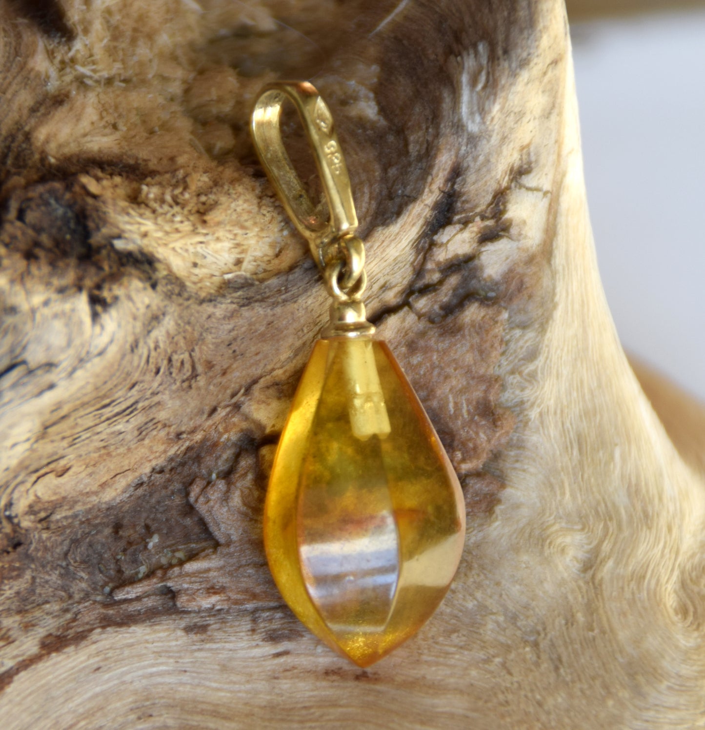 Classico ciondolo con la goccia di Ambra naturale color cognac e Argento placcato Oro 18k, MJ Baltica, BZW177