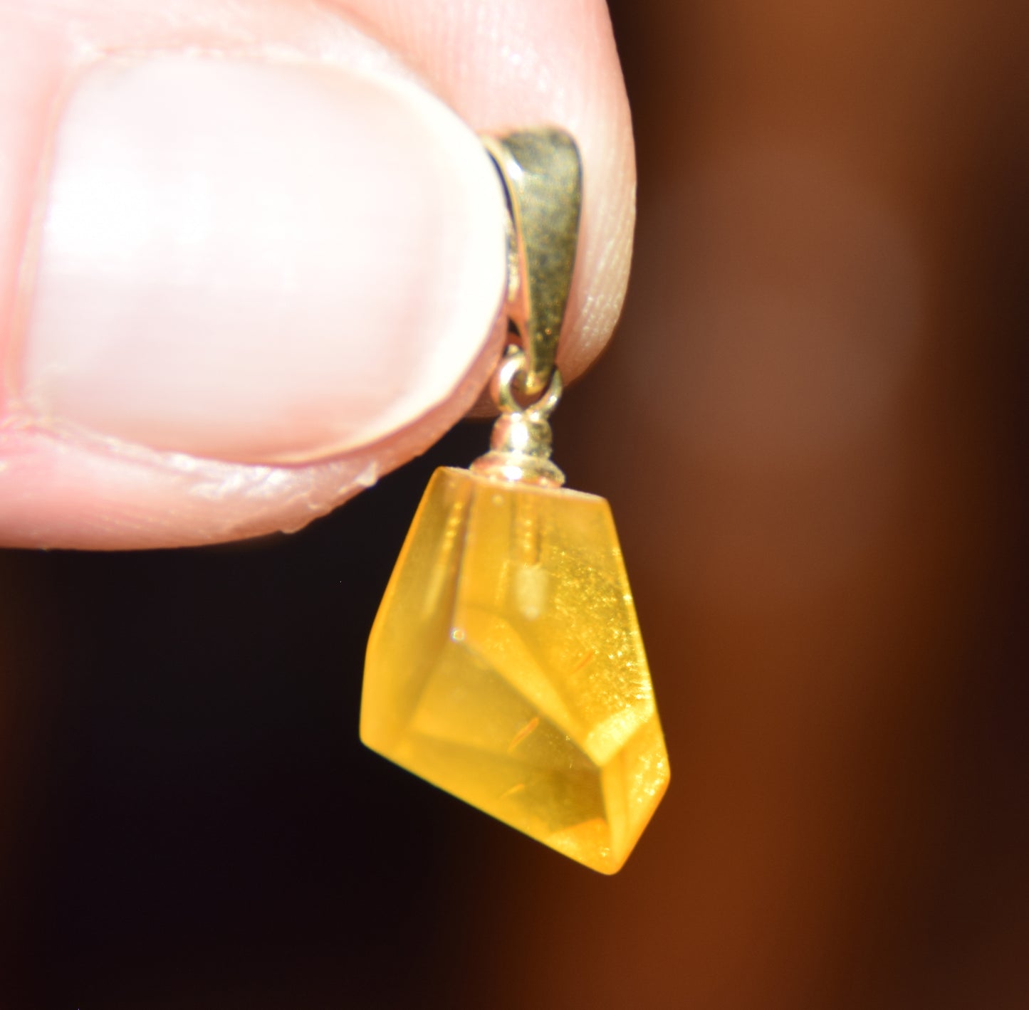 Classic pendant with natural cognac-colored Amber gemstone and 18k Gold-plated Silver, MJ Baltica, BZW178