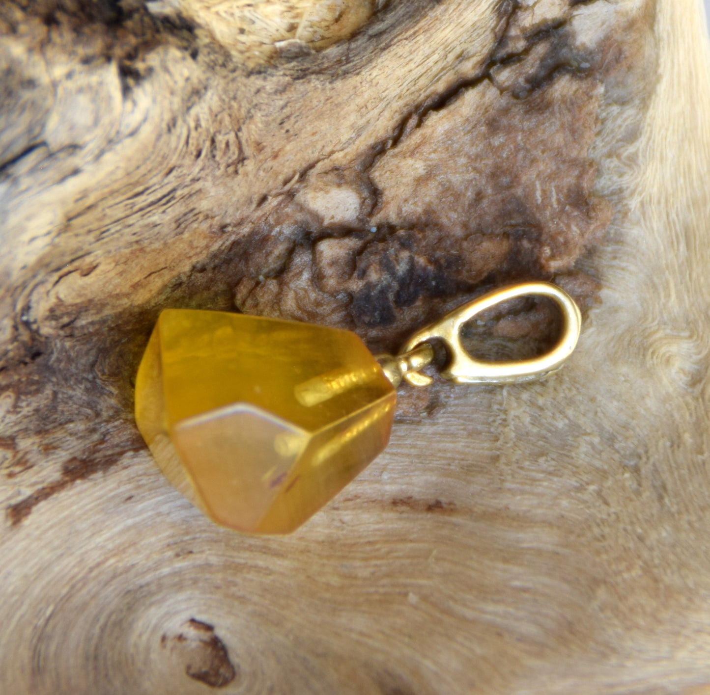 Classic pendant with natural cognac-colored Amber gemstone and 18k Gold-plated Silver, MJ Baltica, BZW178