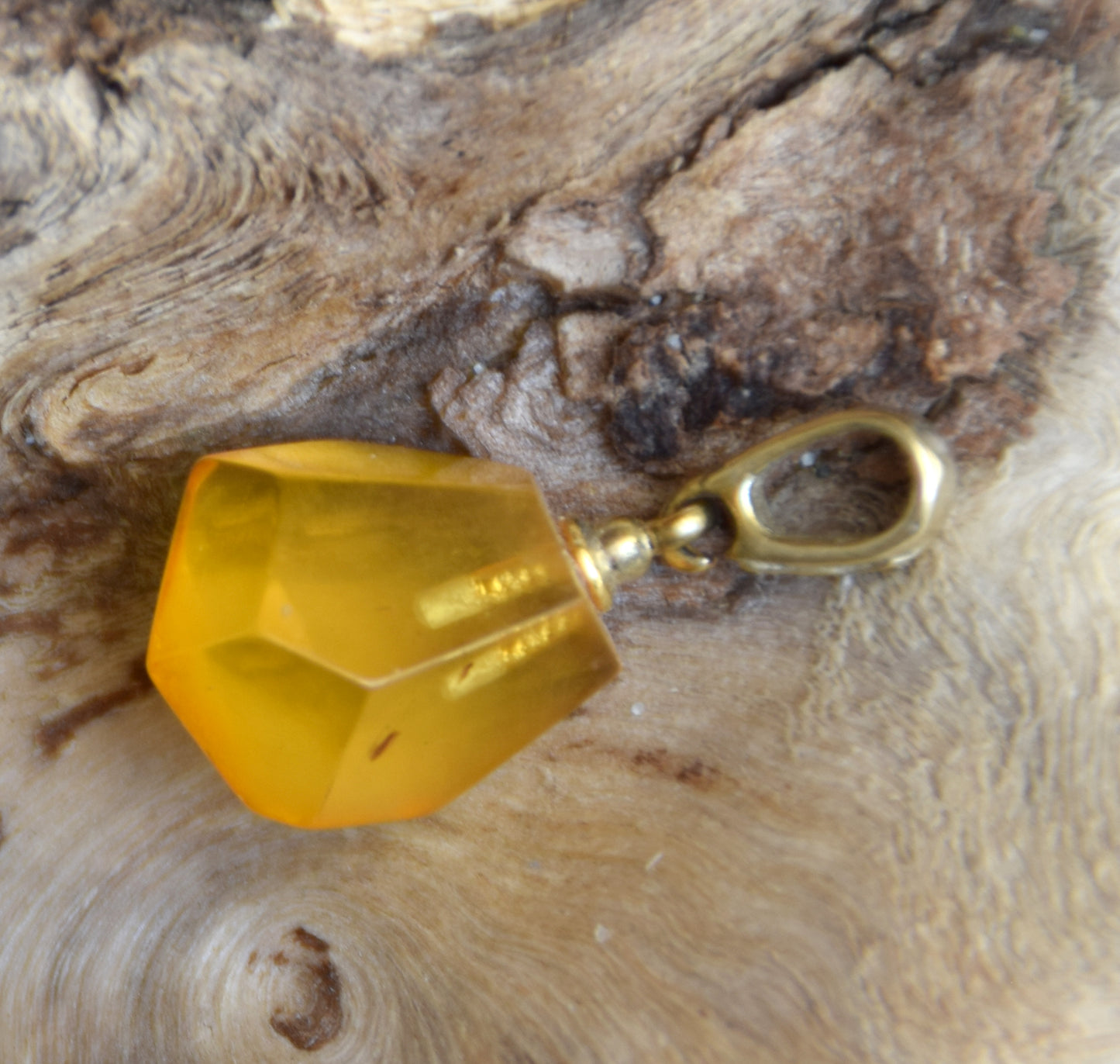 Classic pendant with natural cognac-colored Amber gemstone and 18k Gold-plated Silver, MJ Baltica, BZW178