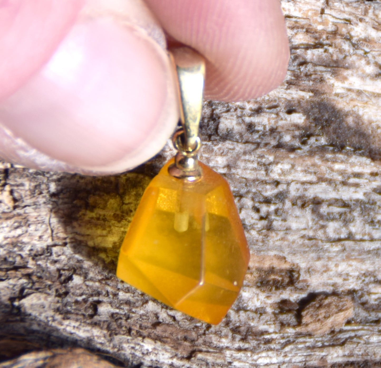Classic pendant with natural cognac-colored Amber gemstone and 18k Gold-plated Silver, MJ Baltica, BZW178