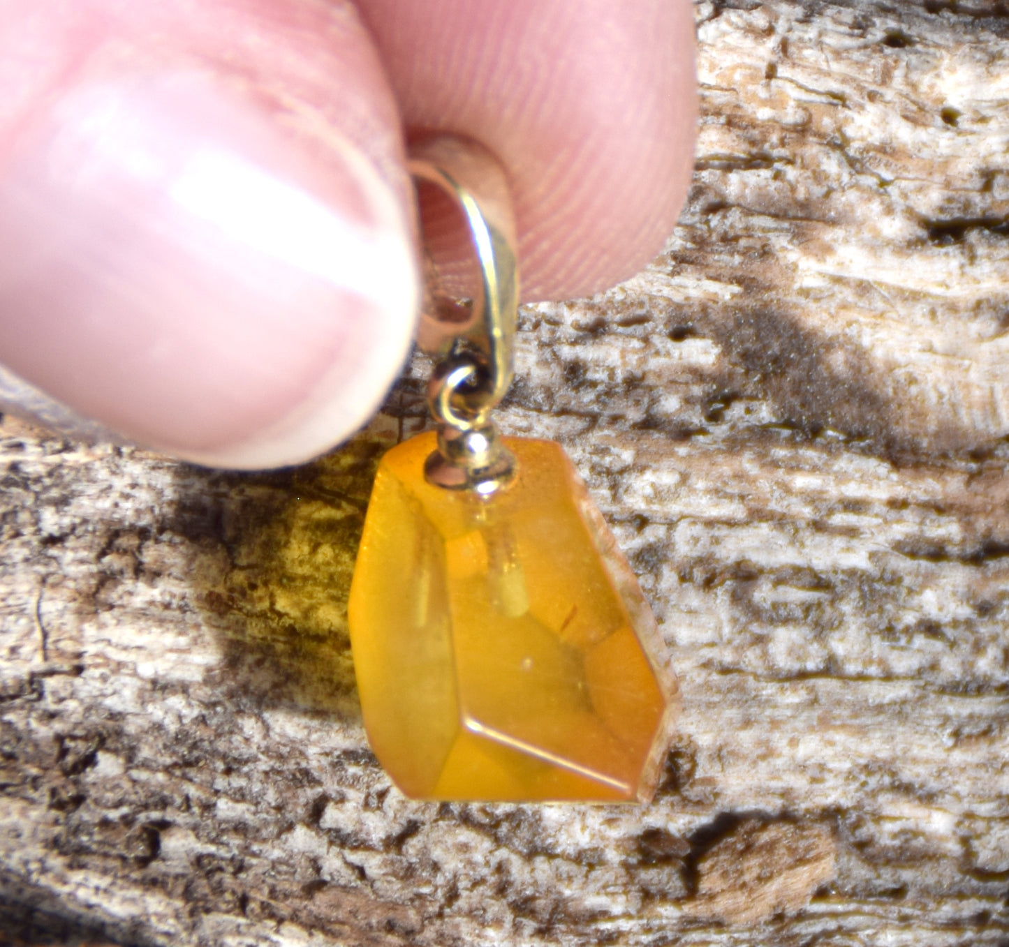 Classic pendant with natural cognac-colored Amber gemstone and 18k Gold-plated Silver, MJ Baltica, BZW178