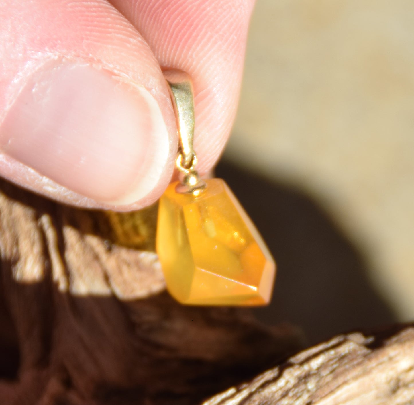 Classic pendant with natural cognac-colored Amber gemstone and 18k Gold-plated Silver, MJ Baltica, BZW178