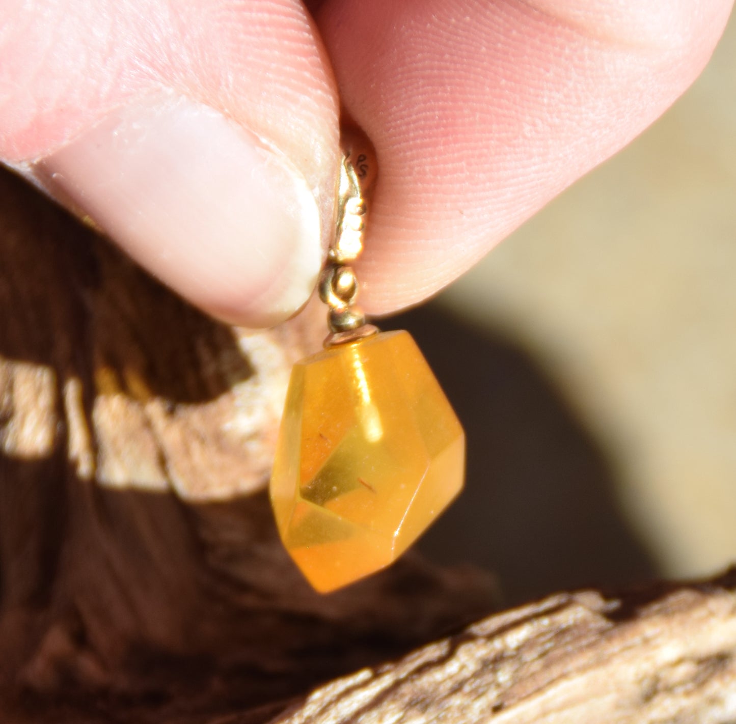 Classic pendant with natural cognac-colored Amber gemstone and 18k Gold-plated Silver, MJ Baltica, BZW178