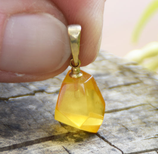 Classic pendant with natural cognac-colored Amber gemstone and 18k Gold-plated Silver, MJ Baltica, BZW178