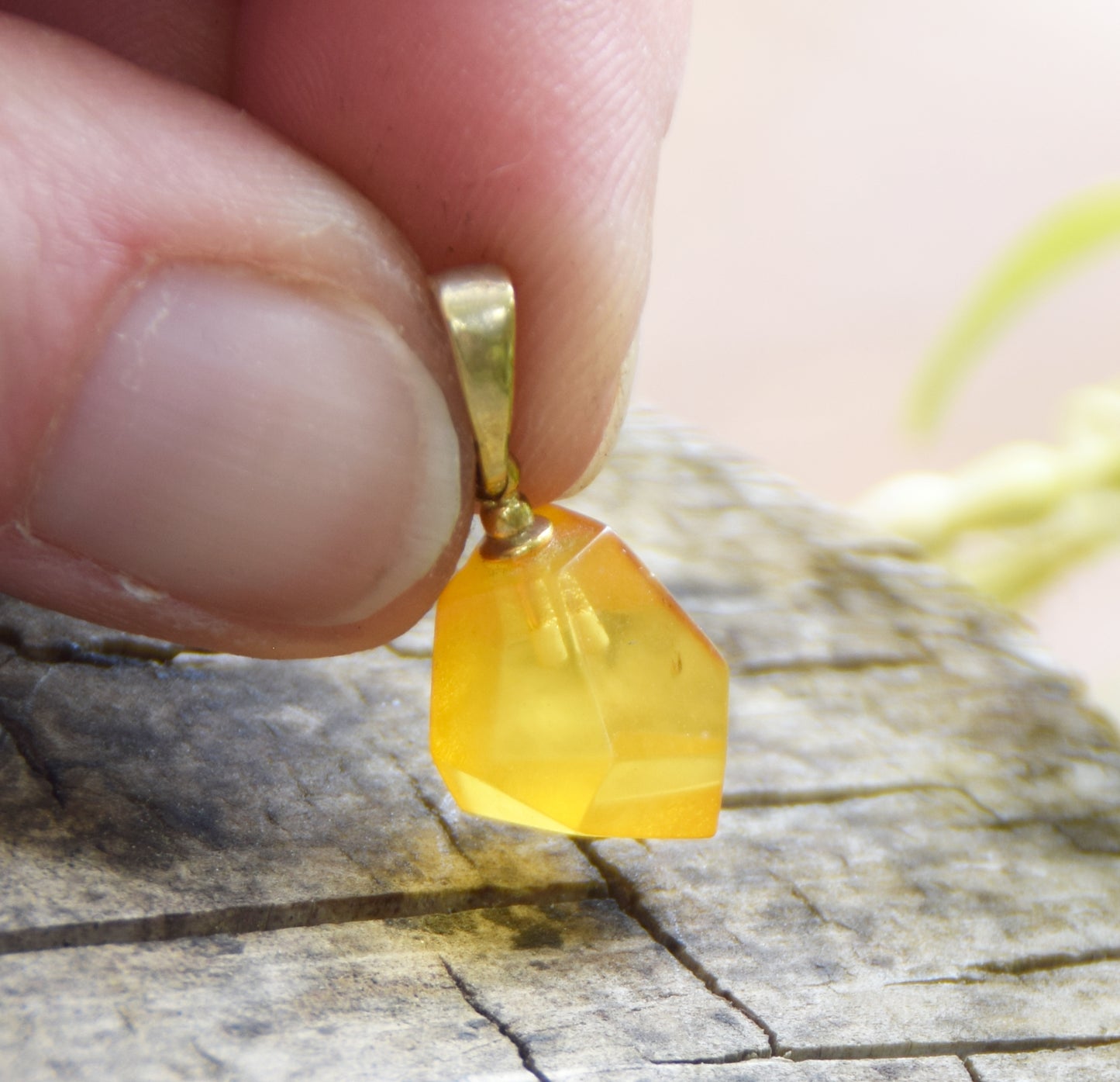 Classic pendant with natural cognac-colored Amber gemstone and 18k Gold-plated Silver, MJ Baltica, BZW178