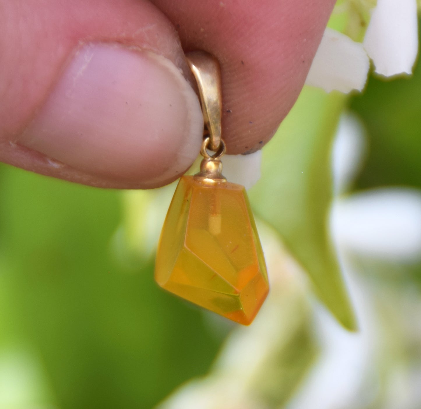 Classic pendant with natural cognac-colored Amber gemstone and 18k Gold-plated Silver, MJ Baltica, BZW178