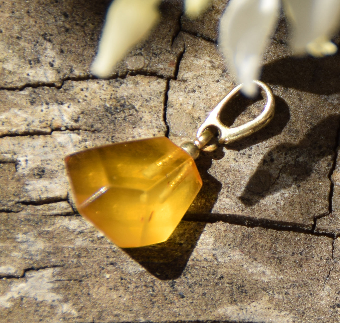 Classic pendant with natural cognac-colored Amber gemstone and 18k Gold-plated Silver, MJ Baltica, BZW178