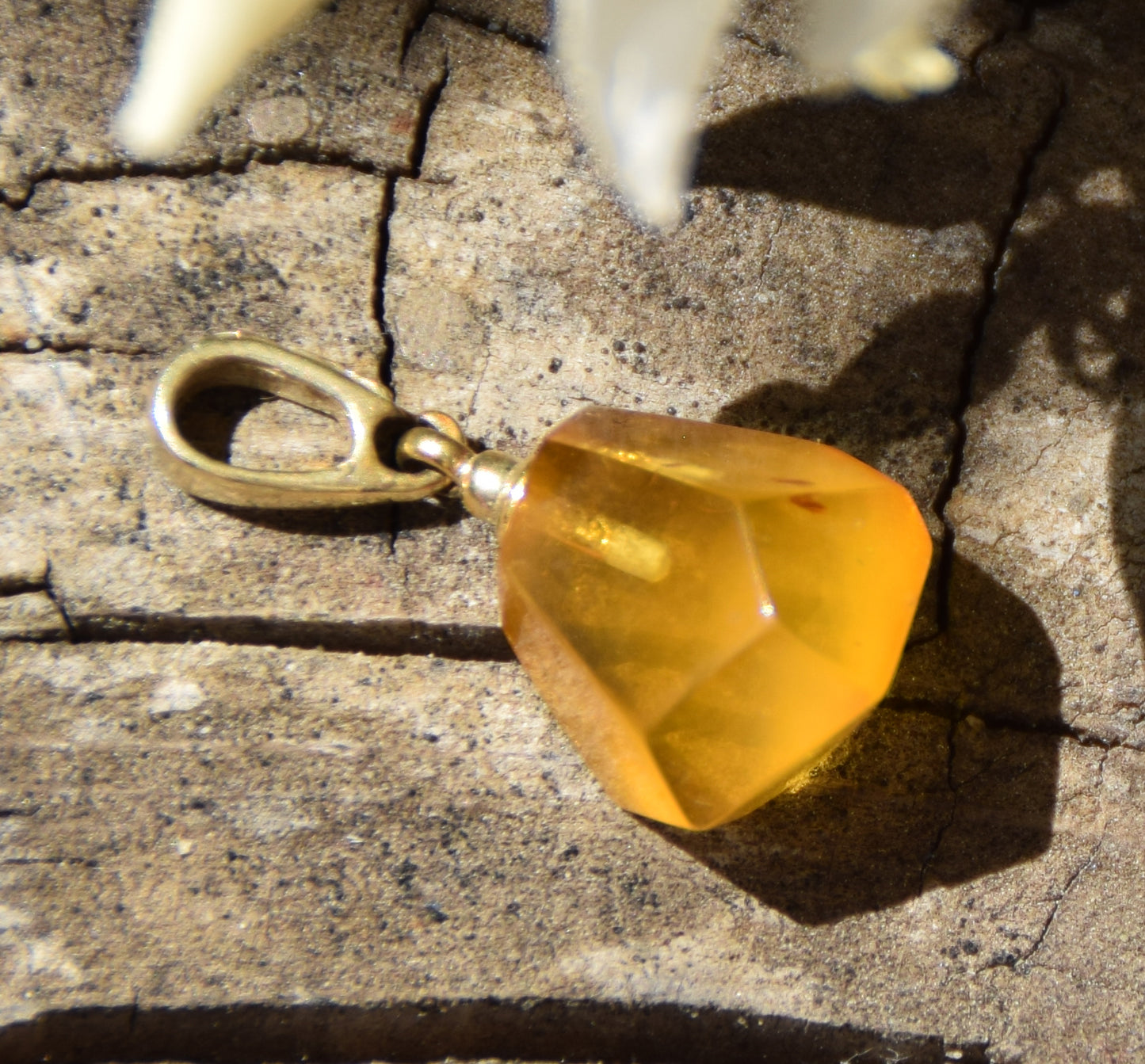 Classic pendant with natural cognac-colored Amber gemstone and 18k Gold-plated Silver, MJ Baltica, BZW178