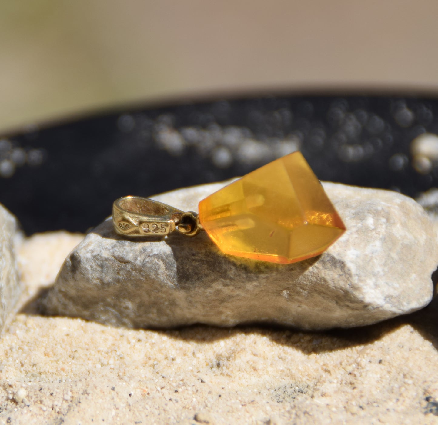 Classic pendant with natural cognac-colored Amber gemstone and 18k Gold-plated Silver, MJ Baltica, BZW178