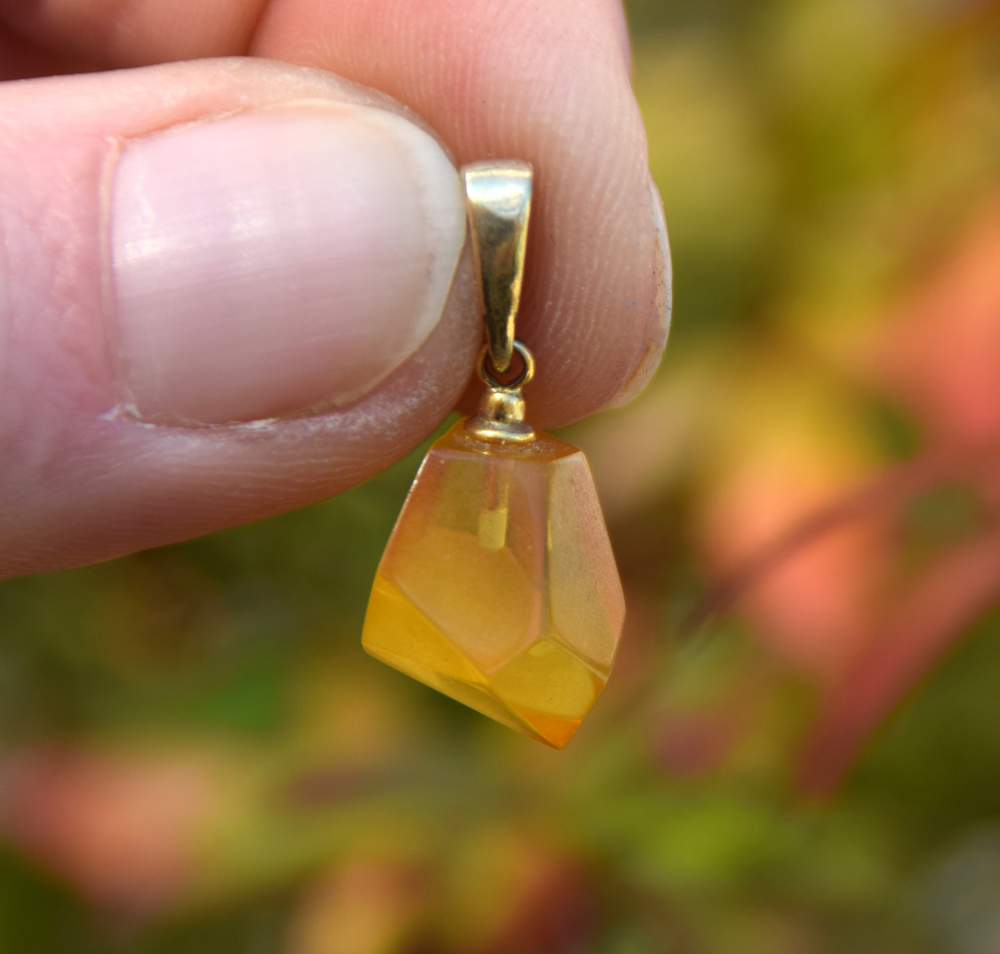 Classic pendant with natural cognac-colored Amber gemstone and 18k Gold-plated Silver, MJ Baltica, BZW178