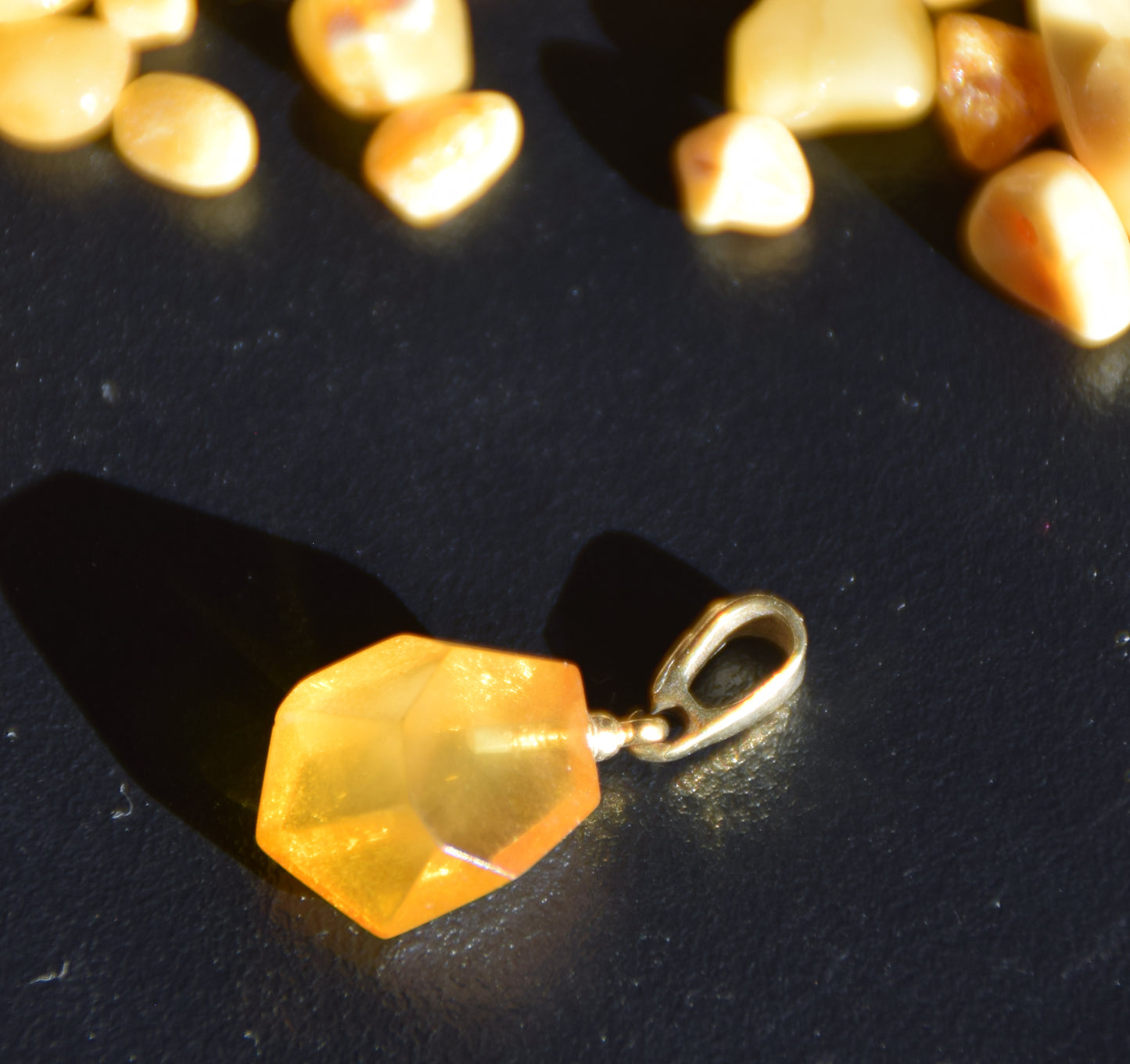 Classic pendant with natural cognac-colored Amber gemstone and 18k Gold-plated Silver, MJ Baltica, BZW178