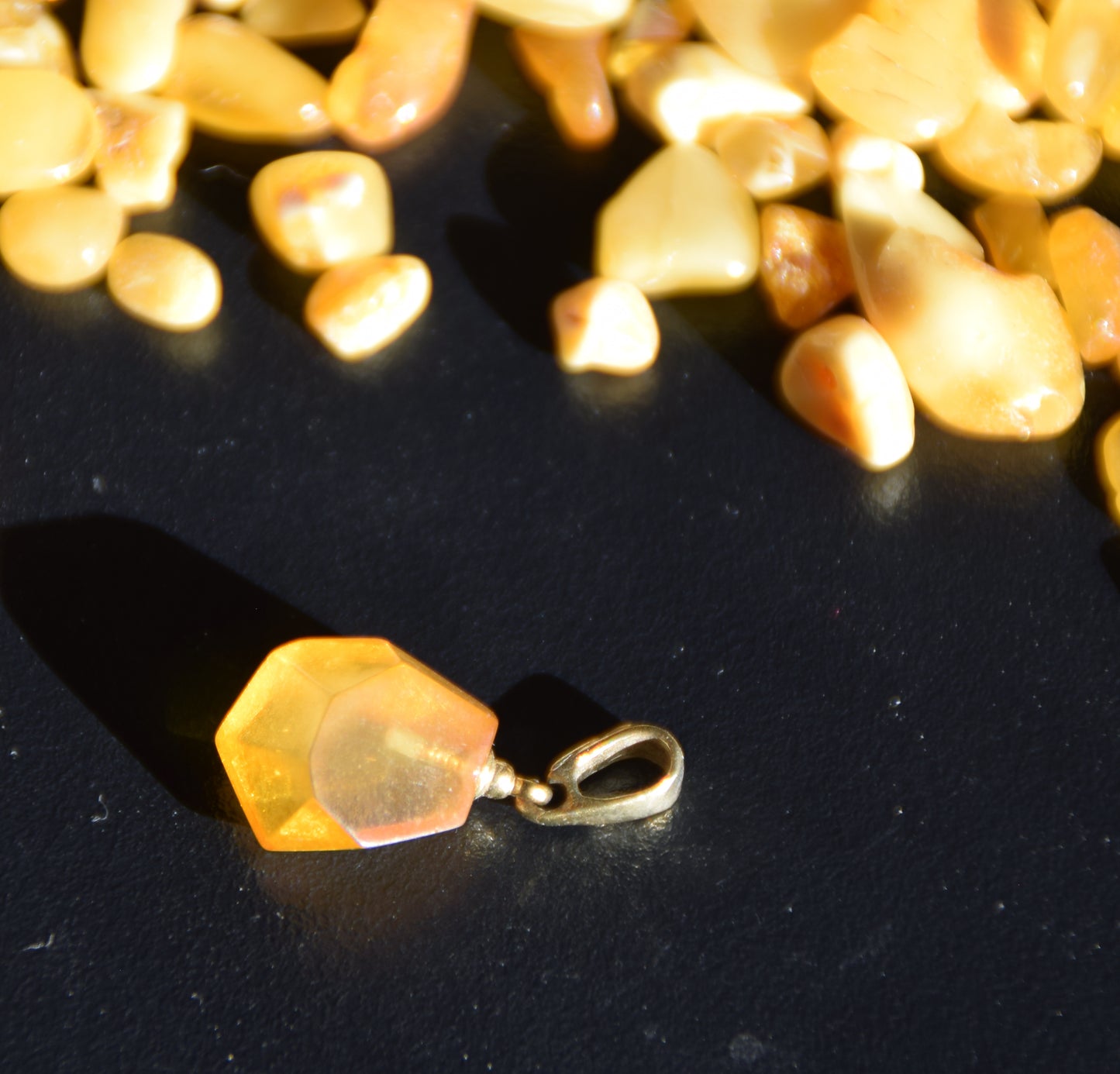 Classic pendant with natural cognac-colored Amber gemstone and 18k Gold-plated Silver, MJ Baltica, BZW178
