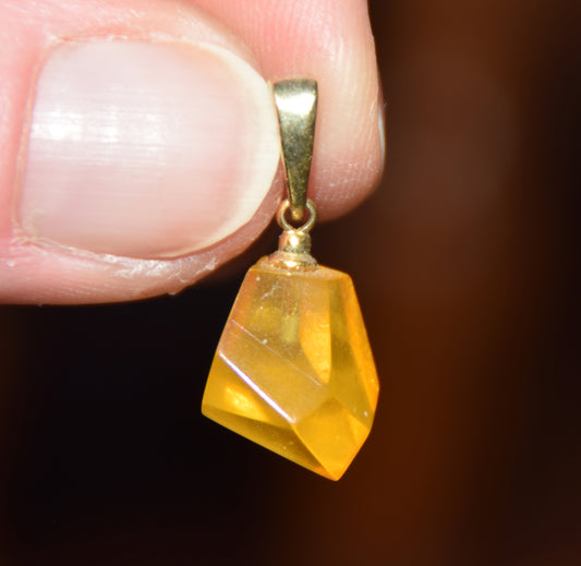 Classic pendant with natural cognac-colored Amber gemstone and 18k Gold-plated Silver, MJ Baltica, BZW178