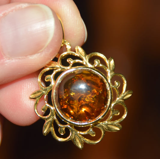 Elegant vintage-style pendant in cognac-colored natural Amber and 18k Gold-plated 925 Sterling Silver, MJ Baltica, BZW180