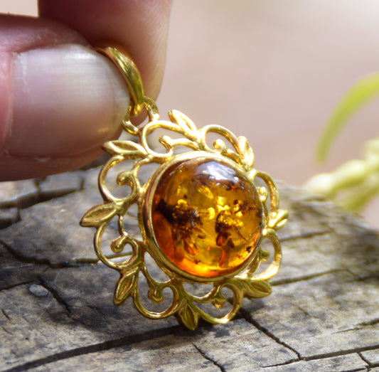 Elegant vintage-style pendant in cognac-colored natural Amber and 18k Gold-plated 925 Sterling Silver, MJ Baltica, BZW180