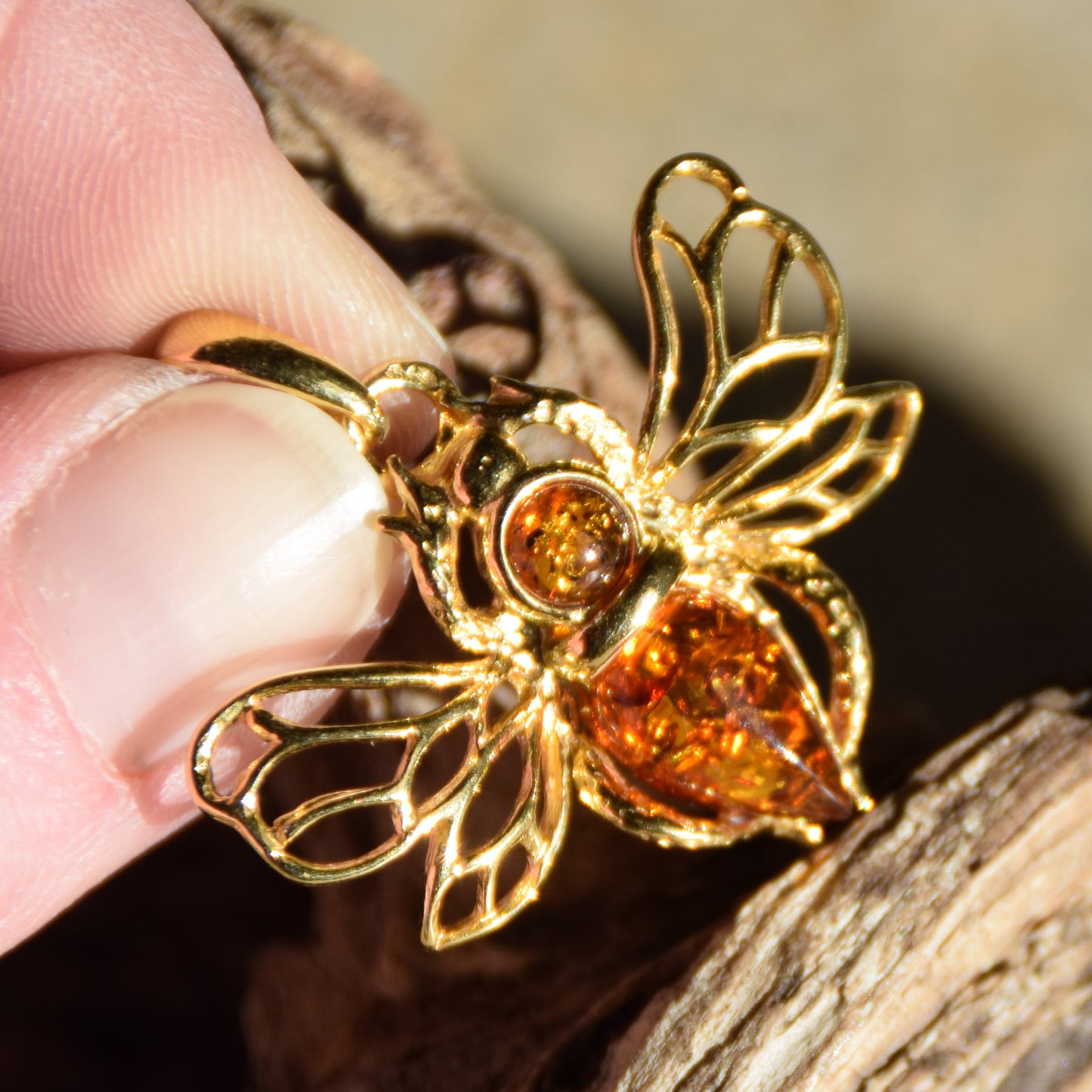 Delicate bee pendant in natural cognac-colored Amber and 18k Gold-plated 925 Sterling Silver, MJ Baltica, BZW181